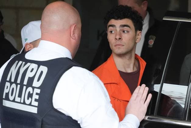 News Bilder der Woche KW51 News Bilder des Tages Luigi Nicholas Mangione leaves at Blair County Courthouse in Hollidaysburg, Pa., Thursday, Dec. 19, 2024. Mangione, accused of fatally shooting UnitedHealthcare CEP Brian Thompson, was transferred to New York and charged with premeditated murder. Pool  HOL20241219102 GenexJ.xPuskar
