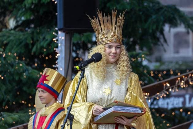 Entertainment Themen der Woche KW51 Entertainment Bilder des Tages Nürnberger Christkind auf Christkindlesmarkt, Nürnberg, 19.12.2024 Das Nürnberger Christkind Nelli Lunkenheimer liest auf dem Hauptmarkt in Nürnberg Geschichten vor und verteilt Süßigkeiten an Kinder sowie Postkarten an Erwachsene. Begleitet wird sie von den traditionellen Rauschgoldengeln. Nürnberg Bayern Deutschland *** Nuremberg Christ Child at Christkindlesmarkt, Nuremberg, 19 12 2024 The Nuremberg Christ Child Nelli Lunkenheimer reads stories at the main market in Nuremberg and hands out sweets to children and postcards to adults Accompanied by the traditional tinsel angels Nuremberg Bavaria Germany 20241219-6V2A4215-M4000