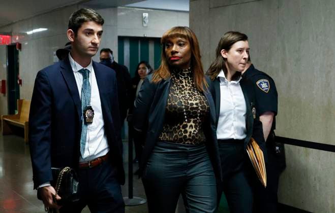 News Bilder der Woche KW51 News Bilder des Tages New York, Ingrid Lewis-Martin, ehemalige Top-Beraterin von Bürgermeister Eric Adams, vor Gericht Ingrid Lewis-Martin, a former top aide to New York Mayor Eric Adams, arrives at State Supreme Court for her arraignment proceedings after being indicted on criminal charges related to alleged improper gifts in New York City on Thursday, December 19, 2024. Lewis-Martin abruptly resigned Sunday as Adams chief adviser.  NYP20241219103 JohnxAngelillo