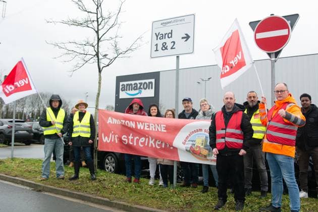 News Bilder der Woche KW51 News Bilder des Tages Amazon On Strike During The Christmas Time Several workers stand in front of an Amazon site in Werne, Germany, on December 19, 2024, as the Verdi labor union calls for a strike and demands a collective bargaining agreement for Amazon workers until the end of the year during the Christmas season. Werne Germany  Copyright: xYingxTangx originalFilename: tang-notitle241219_npBlE.jpg