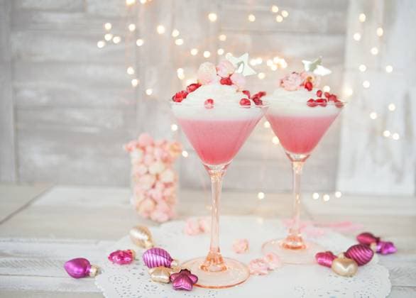 Creme Dessert mit Popcorn und Granat apfel im Martiniglas  Copyright: xZoonar.com BarbaraxNeveux 11497795