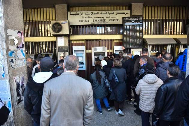 News Bilder der Woche KW51 News Bilder des Tages Syria Conflict Crowds gather in front of all banks in Syria after a 9-day closure since the fall of the regime on December 19, 2024. Damascus Syria  Copyright: xFadelxItanix originalFilename: itani-notitle241219_npu4j.jpg