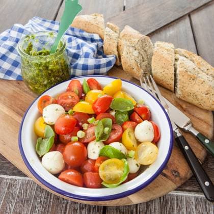 Bunter Salat mit Tomate, Mozzarella und frisches Baguette  Copyright: xZoonar.com BarbaraxNeveux 12038590