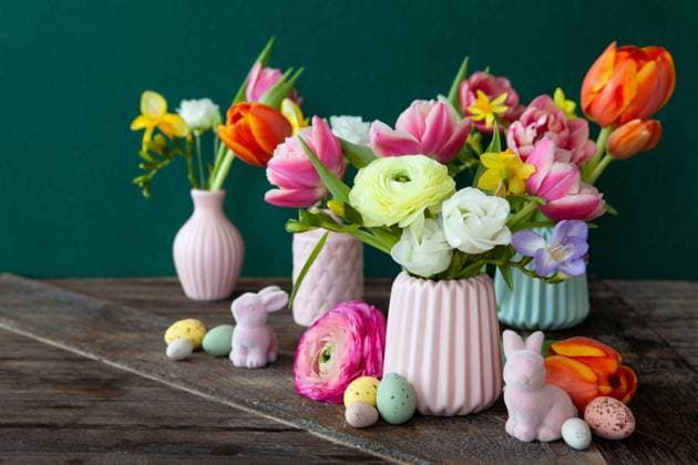 Froehliche Dekoration zu Ostern mit frischen bunten Fruehlingsblumen  Copyright: xZoonar.com BarbaraxNeveux 13264074