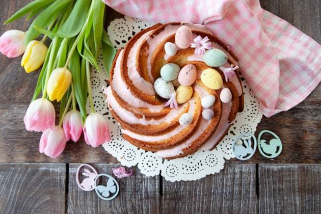 Leckerer Gugelhupf mit Ostereiern und rosa Zuckerguss  Copyright: xZoonar.com BarbaraxNeveux 13363406