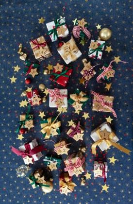 Viele kleine Geschenkband und goldene Christbaumkugeln zu Weihnachten  Copyright: xZoonar.com BarbaraxNeveux 14186871