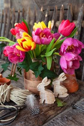 Bunte Tulpen und rustikale Dekoration zu Ostern  Copyright: xZoonar.com BarbaraxNeveux 15131553