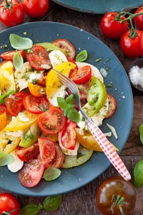 Frischer Caprese Salat mit bunten Tomaten und Mozzarella Kaese  Copyright: xZoonar.com BarbaraxNeveux 15842901