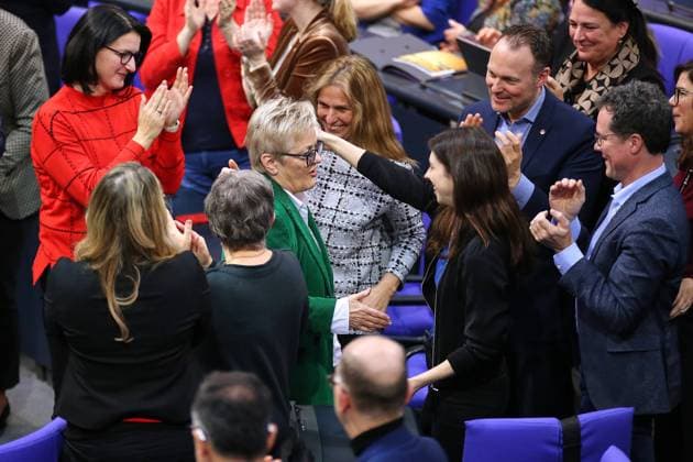 News Bilder der Woche KW51 News Bilder des Tages Berlin, Deutschland, 20.12.2024: Deutscher Bundestag: 208. Bundestagssitzung: Renate Künast, Grüne, bekommt nach ihrer letzten Rede im Bundestag Anteilnahme *** Berlin, Germany, 20 12 2024 German Bundestag 208 Bundestag session Renate Künast, Greens, receives sympathy after her last speech in the Bundestag Copyright: xdtsxNachrichtenagenturx dts_54265