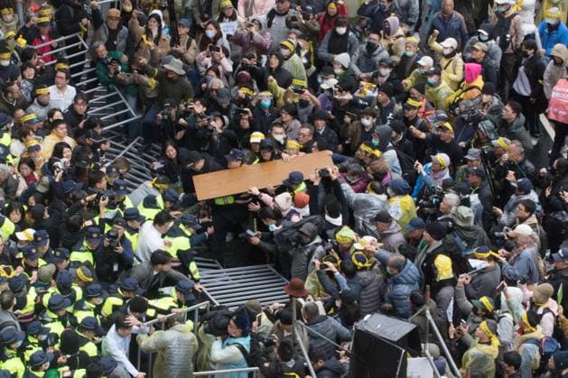 News Bilder der Woche KW51 News Bilder des Tages Thousands of demonstrators gathered around Taiwan™s parliament in Taipei on December 20, 2024, to protest against the passage of a controversial legal amendment by the main opposition Kuomintang (KMT) and the Taiwan People s Party (TPP) Copyright: xJameson_Wux