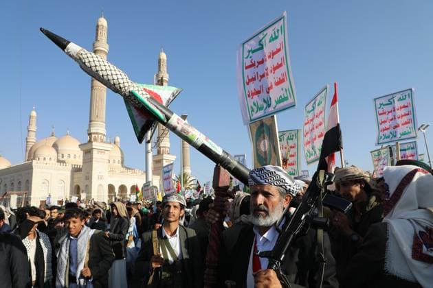Bilder des Jahres 2024, News 12 Dezember News Bilder des Tages YEMEN HOUTHIS USA ISRAEL CONFLICT A Houthi supporter carries a mock Houthis-made missile during a mass Protest against Israeli airstrikes on Yemen amid growing tensions between the Israel and the Houthis following the latter s attacks Israel. Sana a, Yemen, 20 December 2024.IMAGO Sanaa Yemen Copyright: xHamzaxAlix
