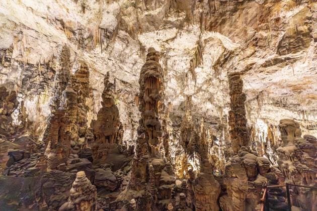 Touristen bestaunen die herrlichen Stalaktiten und Stalagmitenformationen in der Höhle von Postojna, einem berühmten Naturwunder in Slowenien Tourists marveling at the magnificent formations of stalactites and stalagmites inside postojna cave, a renowned natural wonder in slovenia Copyright: imageBROKER UnaixHuizi ibxuhu11963057.jpg