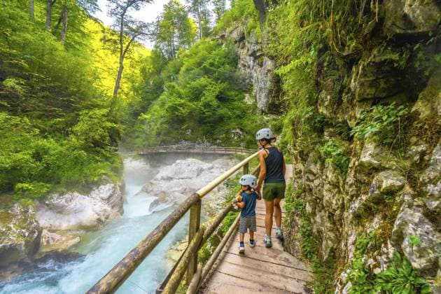 Mutter und Kind wandern auf einem Holzpfad in der Vintgar Schlucht in der Nähe von Bled und genießen den Sommerurlaub in der wunderschönen Natur Sloweniens Mother and child walking on wooden path exploring vintgar gorge near bled, enjoying summer vacation in beautiful nature of slovenia Copyright: imageBROKER UnaixHuizi ibxuhu11963300.jpg ,model released, Symbolfoto ,property released