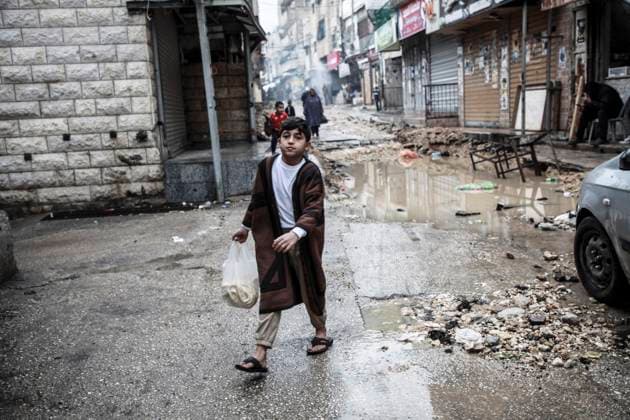 News Bilder der Woche KW51 News Bilder des Tages December 20, 2024, Nablus, Palestine: A Palestinian kid walks past a destroyed commercial market in Balata refugee camp in the West Bank, which was demolished by Israeli army bulldozers during a military operation, destroying infrastructure, sewage networks, the central market and shops, and arresting the entire Palestinian family because their son Obada Rawajbeh, was wanted by the Israeli army to surrender. Nablus Palestine - ZUMAs197 20241220_aaa_s197_072 Copyright: xNasserxIshtayehx