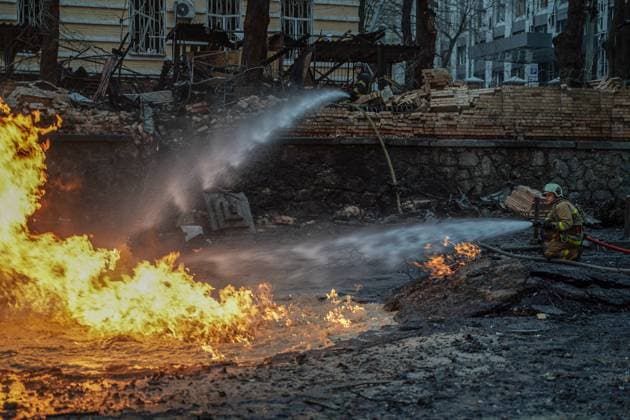 News Bilder der Woche KW51 News Bilder des Tages - Consequences of the Russian occupiers missile attack on Kyiv on December 20, 2024 - 20 12 2024 - Ukraine Kyiv region Kyiv - The consequences of the missile attack fired by Russia on kyiv, the Ukrainian capital, on December 20, 2024  YevhenxVasylievx xLexPictorium LePictorium_0300832