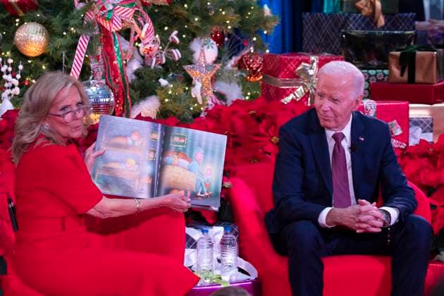 News Bilder der Woche KW51 News Bilder des Tages President Joe Biden and first lady Dr. Jill Biden pay a holiday visit to patients and families at Children’s National Hospital United States President Joe Biden and first lady Dr. Jill Biden pay a holiday visit to patients and families at Children’s National Hospital in Washington, DC, December 20, 2024. Credit: Chris Kleponis Pool via CNP Washington DC United States  Copyright: xPool ABACAx