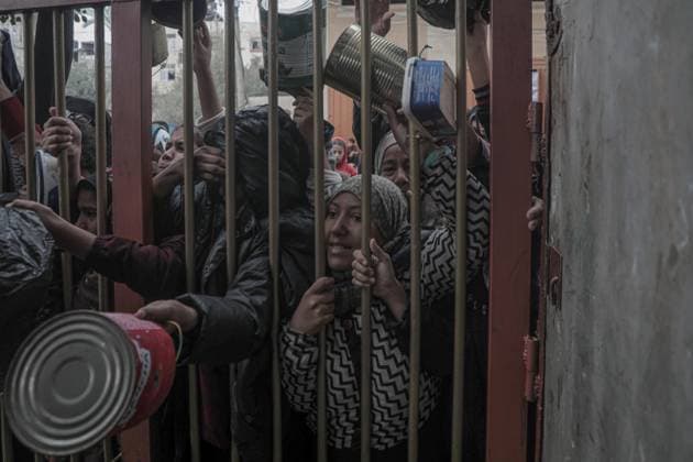 News Bilder der Woche KW51 News Bilder des Tages (241220) -- GAZA, Dec. 20, 2024 -- People wait to receive food relief at a food distribution center in the city of Deir al-Balah, central Gaza Strip, on Dec. 20, 2024. Across the besieged coastal enclave, hunger is spreading amid severe flour shortages and reduced food distribution centers due to access constraints and insecurity. (Photo by Xinhua) MIDEAST-GAZA-DEIR AL-BALAH-FOOD DISTRIBUTION CENTER RizekxAbdeljawad 