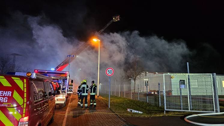 News Bilder der Woche KW51 News Bilder des Tages Brand_ Asylheim 20.12.2024, Jahnsdorf_Brand Am Freitag wurde die Polizei gegen 22.00 Uhr in jahnsdorf Pfaffenhain zur Wilhelmsdorfer Straße 45 gerufen. Im dortigen Asylheim war ein Brand ausgebrochen. Bei Eintreffen der Feuerwehr stand es teilweise im Vollbrand. Chemnitz Sachsen BRD