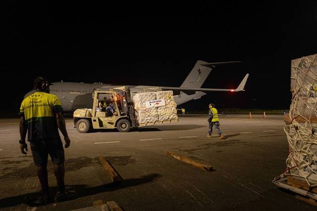 News Bilder der Woche KW51 VANUTATU EARTHQUAKE, A supplied image obtained on Saturday, December 21, 2024, shows Australian disaster response teams helping local authorities in Vanuatu. Hundreds of Australians have arrived back home after being airlifted out of earthquake-stricken Vanuatu by Royal Australian Air Force planes. ( NO ARCHIVING, EDITORIAL USE ONLY, NO USE IN BOOKS WITHOUT CONSENT VANUATU  Copyright: xSUPPLIEDxBYxDEPARTMENTxOFxFOREIGx 20241221112783746777
