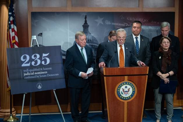 News Bilder der Woche KW51 News Bilder des Tages Senate Majority Leader Chuck Schumer, D-Ny, holds a press conference to discuss the confirmation of 235 judges in the US Capitol in Washington, DC on Friday, December 20, 2024. Schumer also answered questions about the spending bill, which is due to go to the Senate next, and must pass in order to avoid a government shutdown by midnight tonight.  WAP2024122006 ANNABELLExGORDON