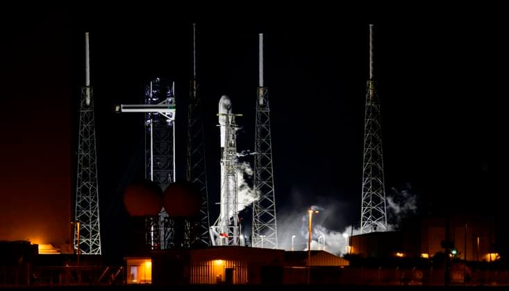 News Bilder der Woche KW51 News Bilder des Tages December 21, 2024, Cape Canaveral, Florida, USA: A SpaceX Falcon 9 rocket sits on Space Launch Complex-40 after the planned launch of the Astranis: From One to Many mission was scrubbed at the moment of engine ignition on Dec. 21, 2024, at Cape Canaveral Space Force Station, Florida. The company has not stated the reason for the scrub, but it plans on launching again tomorrow, Dec. 22, at 12:00 a.m. EST. Cape Canaveral USA - ZUMAb268 20241221_znp_b268_001 Copyright: xJenniferxBriggsx