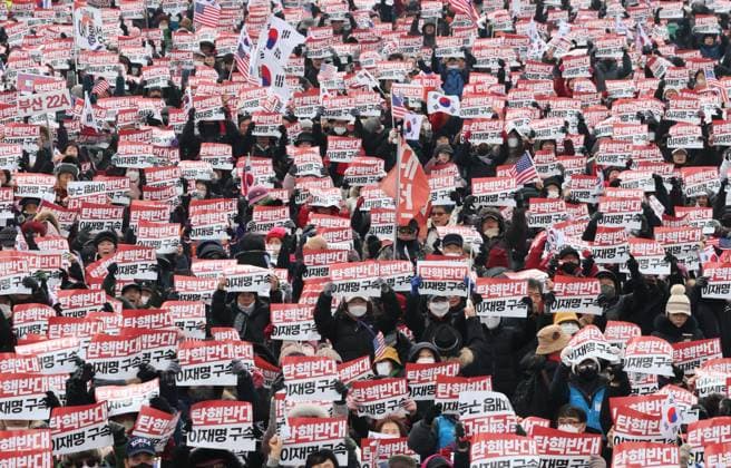News Bilder der Woche KW51 News Bilder des Tages Conservative groups rally in support of Yoon Conservative groups rally in support of Yoon Members of conservative groups attend a rally opposing the impeachment of President Yoon Suk Yeol near Gwanghwamun Square in central Seoul on Dec. 21, 2024. (Yonhap) 2024-12-21 16:34:40 < 1980-2024 YONHAPNEWS AGENCY. .> ¼­¿ïÆ¯º°½Ã EDITORIAL USE ONLY  Copyright: xx PYH2024122102080031500 YonhapxNewsx yonphotos236814