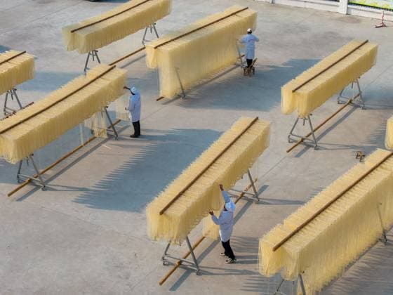 News Bilder der Woche KW51 News Bilder des Tages Hanging Noodles For Drying A worker puts hanging noodles on a shelf to dry in Hefei, Anhui province, China, Dec 21, 2024. Hefei Anhui China  Copyright: xCFOTOx i1734767097769