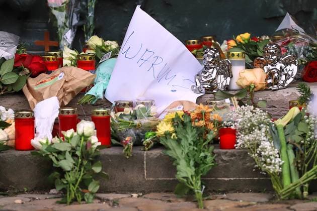 News Bilder der Woche KW51 News Bilder des Tages Magdeburg, Sachsen-Anhalt, Deutschland, 21.12.2024: Alter Markt: Anschlag auf Magdeburger Weihnachtsmarkt: Nach dem am Vorabend ein Auto in eine Menschenmenge gerast ist, legen Bürger am nächsten Tag Blumen vor der Johanniskirche nieder. *** Magdeburg, Saxony-Anhalt, Germany, 21 12 2024 Old Market Attack on Magdeburg Christmas Market After a car crashed into a crowd of people the night before, citizens lay flowers in front of St. Johns Church the next day Copyright: xdtsxNachrichtenagenturx dts_54425