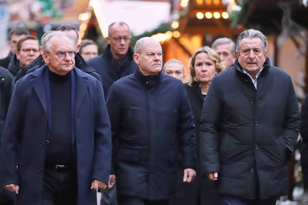 News Bilder der Woche KW51 News Bilder des Tages Magdeburg, Sachsen-Anhalt, Deutschland, 21.12.2024: Alter Markt: Anschlag auf Magdeburger Weihnachtsmarkt: Bundeskanzler Olaf Scholz (SPD) besucht am Tag danach den Tatort, wo am Vorabend ein Auto in eine Menschenmenge gerast war. Unter anderem mit dabei Ministerpräsident von Sachsen-Anhalt Reiner Haseloff (CDU), CDU-Chef Friedrich Merz, Bundesministerin für Umwelt, Naturschutz, nukleare Sicherheit und Verbraucherschutz Steffi Lemke (Bündnis90 Die Grünen) *** Magdeburg, Saxony-Anhalt, Germany, 21 12 2024 Old Market Attack on Magdeburg Christmas market Federal Chancellor Olaf Scholz SPD visits the scene of the crime the day after, where a car had crashed into a crowd of people the previous evening Among others, Minister President of Saxony-A Copyright: xdtsxNachrichtenagenturx dts_54448