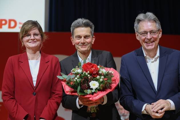 News Bilder der Woche KW51 News Bilder des Tages Landesdelegiertenkonferenz der NRWSPD - Aufstellung der Landesliste für die Bundestagswahl 2025. Rolf Mützenich (Mitte), Vorsitzender der SPD Bundestagsfraktion wurde auf Platz 1 der SPD-Landesliste NRW gewählt. Daneben Sarah Phillipp und Achim Post. Essen, Nordrhein-Westfalen, DEU, Deutschland, 21.12.2024 *** NRWSPD state delegates conference Drawing up the state list for the 2025 federal election Rolf Mützenich center , Chairman of the SPD parliamentary group was elected as number 1 on the NRW SPD state list Next to Sarah Phillipp and Achim Post Essen, North Rhine-Westphalia, DEU, Germany, 21 12 2024