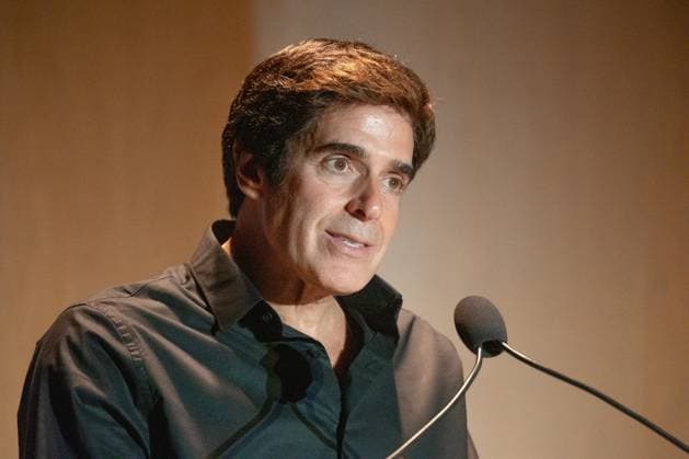 Illusionist David Copperfield Headlines a Smithsonian Naturalization Ceremony on Flag Day (6 14 2019) Illusionist David Copperfield delivers personal remarks at the Smithsonian National Museum of American History, which was the setting for a naturalization ceremony, during which 14 people received their United States citizenship, on Flag Day, June 14, 2019 in Washington D.C. Earlier, in a one-of-a-kind specially created illusion, David Copperfield attempted to find the missing 15th star during the event centered on the 205-year-old flag located at the heart of the museum. (Photo by Jeff Malet) Washington DC United States of America EDITORIAL USE ONLY Copyright: xx JeffxMaletx jmpphotos047202