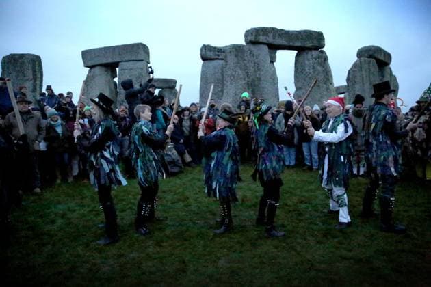 News Bilder der Woche KW51 News Bilder des Tages December 21, 2024, Salisbury, England, UK: The White Horse Morris Group perform for the crowds during the Winter Solstice celebrations. The Winter Solstice 2024 marks both the shortest day and the longest night of the year. The Solstice also marks the start of the historic pagan festival, Yule. Stonehenge was built to align with the sun on the solstices. Salisbury UK - ZUMAmp3_ 20241221_zip_mp3_004 Copyright: xMartinxPopex