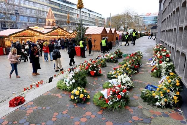 News Bilder der Woche KW51 News Bilder des Tages DEU, Weihnachtsmarkt auf dem Breitscheidplatz, 21.12.2024, Breitscheid Platz, Berlin, DEU, Weihnachtsmarkt auf dem Breitscheidplatz, im Bild Buden, Menschen, Absperrungen rund um den Platz *** DEU, Christmas market on Breitscheidplatz, 21 12 2024, Breitscheid Platz, Berlin, DEU, Christmas market on Breitscheidplatz, in the picture stalls, people, barriers around the square nph00076