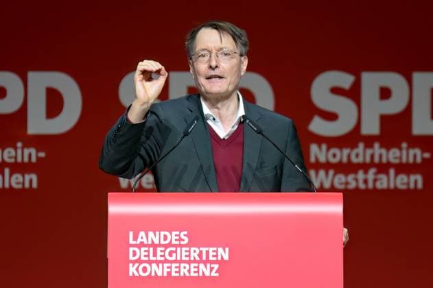 News Bilder der Woche KW51 News Bilder des Tages Landesdelegiertenkonferenz der SPD NRW am 21.12.2024 in der Messe Essen in Essen Prof. Dr. Karl Lauterbach ( Bundesminister für Gesundheit ) *** State Delegates Conference of the SPD NRW on 21 12 2024 at Messe Essen in Essen Prof Dr Karl Lauterbach Federal Minister of Health xstx