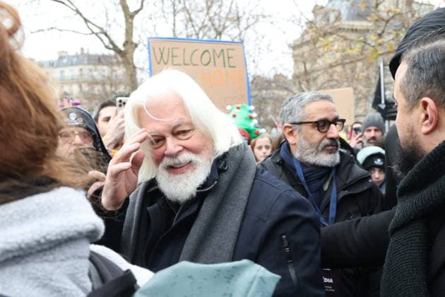 News Bilder der Woche KW51 Bilder des Jahres 2024, News 12 Dezember News Bilder des Tages Paul Watson PHOTOPQR LE PARISIEN Jean Baptiste Quentin PARIS 21 12 2024 Place de la République Rally to welcome anti whaling activist Paul Watson at Place de la Republique in Paris, on December 21, 2024 Local Caption PARIS 75 France  Copyright: xPHOTOPQR LExPARISIEN MAXPPPxLP xJean-BaptistexQuentinx 20241221LPA9724 20241221LPA9724