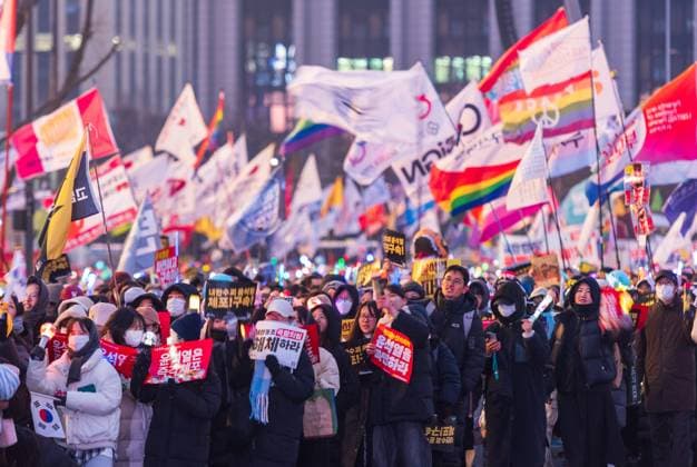 News Bilder der Woche KW51 Bilder des Jahres 2024, News 12 Dezember News Bilder des Tages December 21, 2024, Seoul, South Korea: Protesters wave light sticks with placards during the demonstration. A civic group demanding South Korean President yoon suk yeol s immediate resignation held a rally near Gwanghwamun Gate of Gyeongbokgung Palace in downtown Seoul. Some 1 kilometer away from the protest venue, conservative groups launched a separate massive rally in support of President Yoon. Hundreds of thousands of participants waved Korean and American flags and urged President Yoon to return to work. Seoul South Korea - ZUMAs197 20241221_aaa_s197_053 Copyright: xKimxJae-Hwanx