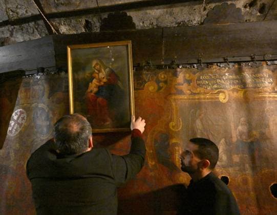 News Bilder der Woche KW51 News Bilder des Tages An Armenian hangs a painting of the Madonna and Child in the grotto In the Church of Nativity, believed to be the site of Jesus Christ s birth, in the biblical town of Bethlehem, West Bank, on Saturday, December 21, 2024.  JER2024122112 DEBBIExHILL