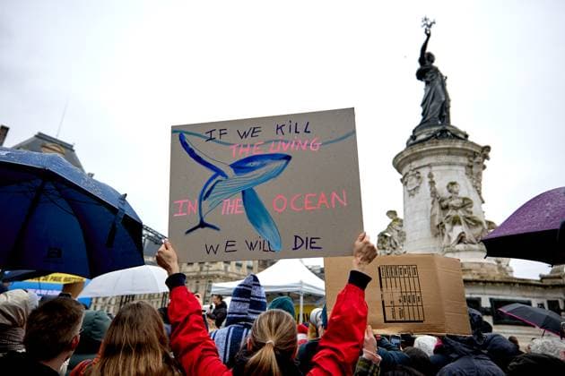 News Bilder der Woche KW51 News Bilder des Tages Supporters Of Anti-whaling Activist Paul Watson Stage A Rally In Paris Supporters of anti-whaling activist Paul Watson staged a rally at Place de la Republique in Paris on December 21, 2024, a day after his arrival in France following five months of detention in Greenland. Paul Watson, founder of the Sea Shepherd Conservation Society, was released from detention on December 17, 2024, after Denmark denied a Japanese extradition request related to a 2010 clash with whalers. Paris France  Copyright: xAdnanxFarzatx originalFilename: farzat-notitle241221_npI6v.jpg