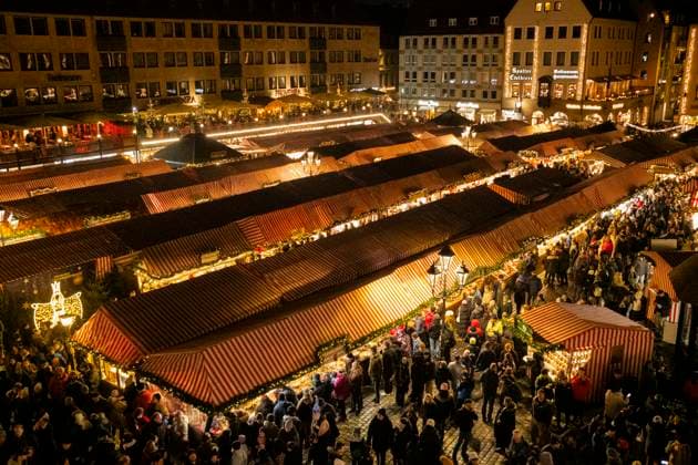 21.12.2024, Christkindlesmarkt, Nürnberg: Trotz der Amokfahrt am Vorabend in Magdeburg, kamen am Abend erneut zahlreiche Menschen auf den weltberühmten Nürnberger Christkindlesmarkt. An den Eingängen waren mehr sichtbare Polizeifahrzeuge postiert. Christkindlesmarkt 20241221-12 *** 21 12 2024, Christkindlesmarkt, Nuremberg Despite the previous evenings rampage in Magdeburg, large numbers of people once again flocked to Nurembergs world-famous Christkindlesmarkt in the evening More visible police vehicles were posted at the entrances Christkindlesmarkt 20241221 12