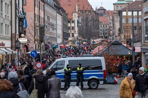Bilder des Jahres 2024, News 12 Dezember 21.12.2024, Christkindlesmarkt, Nürnberg: Trotz der Amokfahrt am Vorabend in Magdeburg, kamen am Abend erneut zahlreiche Menschen auf den weltberühmten Nürnberger Christkindlesmarkt. An den Eingängen waren mehr sichtbare Polizeifahrzeuge postiert. Christkindlesmarkt 20241221-26 *** 21 12 2024, Christkindlesmarkt, Nuremberg Despite the previous evenings rampage in Magdeburg, large numbers of people once again came to Nurembergs world-famous Christkindlesmarkt in the evening More visible police vehicles were posted at the entrances Christkindlesmarkt 20241221 26