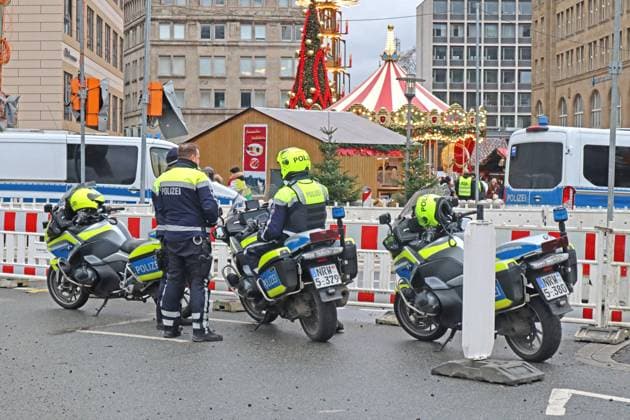 News Bilder der Woche KW51 Attentate auf Weihnachtsmärkten Der Internationale Weihnachtsmarkt in Essen einen Tag nach dem Attentat in Magdeburg mit außergewöhnlich großer Polizeipräsenz an allen Zufahrten und Fußstreifen durch uniformierte Beamte und zivile Polizeikräfte Essen Nordrhein-Westfalen Deutschland *** Attacks at Christmas markets The International Christmas Market in Essen one day after the attack in Magdeburg with an exceptionally large police presence at all access roads and foot patrols by uniformed officers and civilian police forces Essen North Rhine-Westphalia Germany