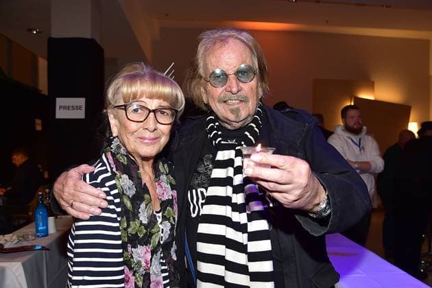 Entertainment Themen der Woche KW51 Bilder des Jahres 2024, Entertainment 12 Dezember Entertainment Bilder des Tages 30 Jahre Weihnachten mit Frank Zander Frank Zander mit Ehefrau Evi Zander zum 30 ten Jubilaeum von Frank Zander, Marcus Zander Weihnachten mit Frank & Familie Estrel Covention Center Berlin, am 21.12.2024 *** 30 years of Christmas with Frank Zander Frank Zander with wife Evi Zander for the 30th anniversary of Frank Zander, Marcus Zander Christmas with Frank Family Estrel Covention Center Berlin, on 21 12 2024 Photopress Mueller