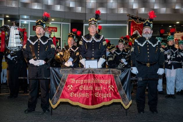 News Bilder der Woche KW51 News Bilder des Tages Leipzig - Schweigeminute bei Leipziger Bergparade: Über 550 Bergleute in der Messestadt 21.12.2024 ab 16 Uhr Stadtgebiet Leipzig Am Samstag wurde auf dem Leipziger Weihnachtsmarkt und während der traditionellen Bergparade eine Gedenkminute für die Opfer eines kürzlich erfolgten Unglücks abgehalten. Die Pause wurde von hunderten Teilnehmern wahrgenommen, die sich solidarisch zeigten und in einer stillen Atmosphäre der Verstorbenen nach der Amokfahrt am Vorabend in Magdeburg mit mehreren Toten gedachten. Die Bergparade, ein traditionsreiches Ereignis, das aller zwei Jahre zahlreiche Besucher anzieht, wurde durch die Gedenkminute um einen besonders emotionalen Moment ergänzt. Die Aktion wurde von vielen positiv aufgenommen und fügte Copyright: xEHLxMedia MichelxKöhlerx 20241221_bergparade-leipzig_11