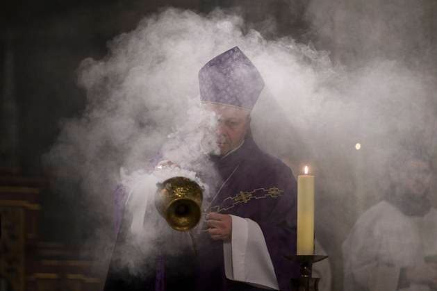 News Bilder der Woche KW51 News Bilder des Tages Mass for victims of last year s shooting at Faculty of Arts of Charles University in December 2023, celebrated by Auxiliary Bishop of Prague Zdenek Wasserbauer (pictured) was held in St. Vitus Cathedral in Prague, Czech Republic, on December 21, 2024. (CTKxPhoto MichalxKamaryt) CTKPhotoP2024122104771  CTKPhotoP2024122104771