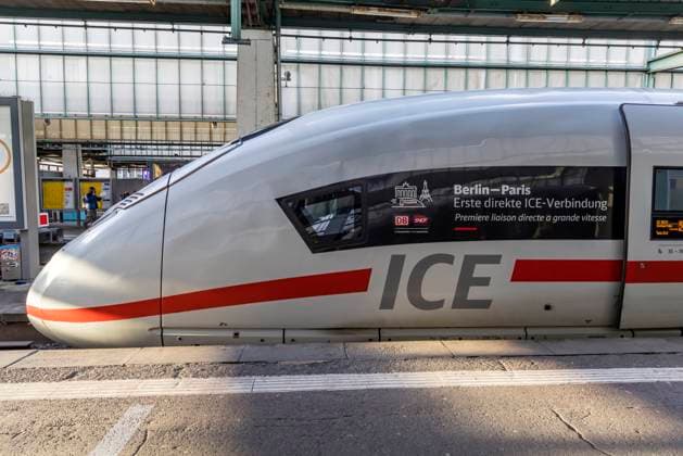 Hauptbahnhof Stuttgart. Bahnsteig mit InterCityExpress ICE. In Kooperation mit der französischen Eisenbahngesellschaft SNCE beitet die Deutsche Bahn Direktverbindungen zwischen Berlin und Paris an. 19.12.2024: Stuttgart, Baden-Württemberg, Deutschland, Europa *** Stuttgart Central Station Platform with InterCityExpress ICE In cooperation with the French railroad company SNCE, Deutsche Bahn offers direct connections between Berlin and Paris 19 12 2024 Stuttgart, Baden Württemberg, Germany, Europe
