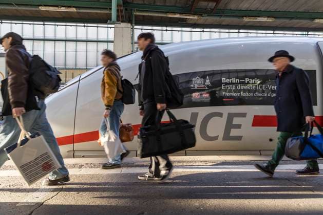 Hauptbahnhof Stuttgart. Bahnsteig mit InterCityExpress ICE. In Kooperation mit der französischen Eisenbahngesellschaft SNCE beitet die Deutsche Bahn Direktverbindungen zwischen Berlin und Paris an. 19.12.2024: Stuttgart, Baden-Württemberg, Deutschland, Europa *** Stuttgart Central Station Platform with InterCityExpress ICE In cooperation with the French railroad company SNCE, Deutsche Bahn offers direct connections between Berlin and Paris 19 12 2024 Stuttgart, Baden Württemberg, Germany, Europe