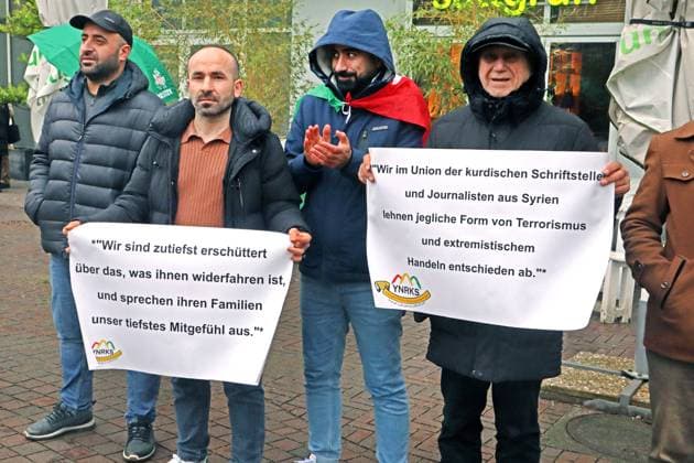 News Bilder der Woche KW51 News Bilder des Tages Kurden gegen Terrorismus Eine Gruppe von Mitgliedern der Generalunion der Kurdischen Schriftsteller und Journalisten in Syrien e.V. (Generalunion of Kurdish Writers and Journalists in Syria) während einer Kundgebung gegen Extremismus und Terrorismus nach dem Attentat in Magdeburg in der Innenstadt von Essen. Essen Nordrhein-Westfalen Deutschland Innenstadt