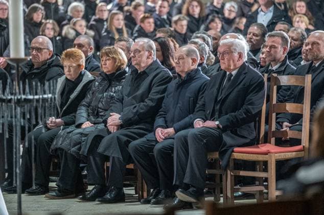 News Bilder der Woche KW51 Bilder des Jahres 2024, News 12 Dezember News Bilder des Tages Oekumenischer Gedenkgottesdienst am Samstagabend (21.12.2024) anlaesslich des gestrigen Anschlags auf dem Weihnachtsmarkt im Magdeburger Dom. (Foto v.l.: Brandenburgs Ministerpraesident Dietmar Woidke (SPD); Petra Pau (Die Linke); Gabriele Haseloff; Sachsen-Anhalts Ministerpraesident Reiner Haseloff (CDU); Bundeskanzler Olaf Scholz (SPD); Bundespraesident Frank-Walter Steinmeier) Ein Auto war am Freitagabend in die Menschenmenge auf dem Weihnachtsmarkt gerast. Laut Polizei fuhr der Taeter mindestens 400 Meter ueber den Weihnachtsmarkt . Bislang starben fuenf Menschen bei dem Anschlag, darunter ein Kleinkind. Mehr als 200 wurden verletzt, viele davon schwer. Der mutmassliche Taeter ist ein seit 2006 in Deutschland lebender Arzt aus Saudi-Ar Copyright: epd-bild MaikexGloeckner mg_gottesdienst-27