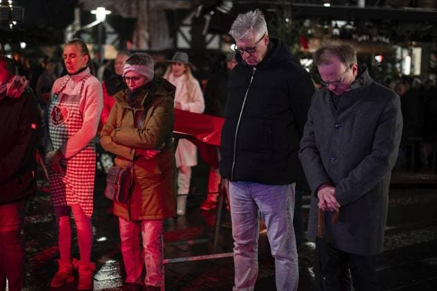 News Bilder der Woche KW51 News Bilder des Tages Gedenkminute zu Magdeburg auf dem Friedensplatz ** NUR FÜR REDAKTIONELLE ZWECKE ** EDITORIAL USE ONLY **<p>Schweigeminute für die Opfer von Magdeburg am Samstag, 21. Dezember 2024 auf dem Essener Weihnachtsmarkt. Deutschland NRW Essen Copyright: SocratesxTassos *** Minute of silence for Magdeburg at Friedensplatz FOR EDITORIAL PURPOSES ONLY p Minute of silence for the victims of Magdeburg on Saturday, December 21, 2024 at the Essen Christmas Market Germany NRW Essen Copyright SocratesxTassos Copyright: SocratesxTassos doc7yky20kcpywvri4w3po ,EDITORIAL USE ONLY