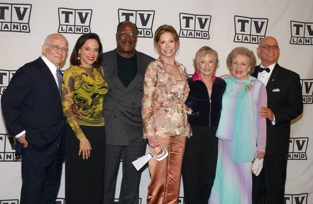 KRT ENTERTAINMENT STAND ALONE PHOTO SLUGGED: TVLANDAWARDS KRT PHOTOGRAPH BY LIONEL HAHN ABACA PRESS (March 8) John Amos, Valerie Harper, Ed Asner, Cloris Leachman and Mary Tyler Moore attend the 2nd Annual TV Land Awards at the Hollywood Palladium in Los Angeles, California, March 8, 2004. (lde) 2004 LOS ANGELES CA USA EDITORIAL USE ONLY Copyright: xABACAx 1002817 LIONELxHAHNx krtphotoslive122214